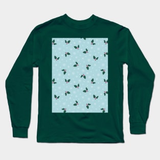 Christmas pattern with holly berry and snowflakes Long Sleeve T-Shirt